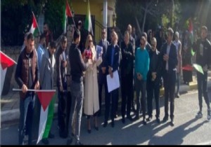 Milletvekili Yasemin ztrk Girne de  CHABAD protesto etti